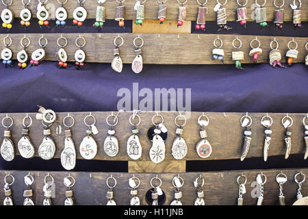 Porte-clés artisanal en bois vente du marché Banque D'Images