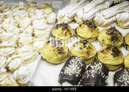 Crème pâtissière au chocolat dans les gâteaux, desserts Banque D'Images