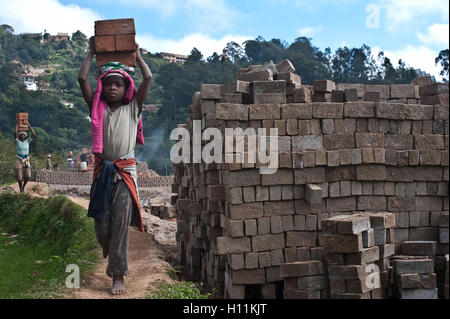 Girl travaillant dans une briqueterie ( Madagascar) Banque D'Images