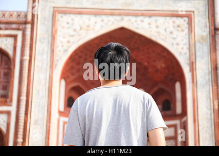 Jeune voyageur marchant vers entrée de Taj Mahal à Agra, Inde. Banque D'Images