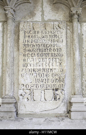 L'intérieur de l'église, écrits symbole pierre Banque D'Images