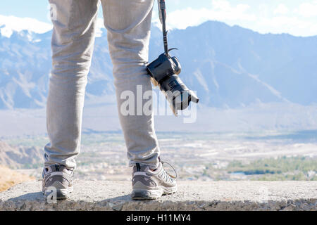 Photographe professionnel dans l'appareil photo DSLR holding mountain scene. Banque D'Images