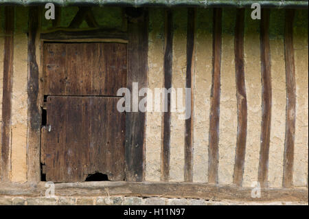 L'ancienne porte de bois dans ancienne grange, Normandie, France Banque D'Images