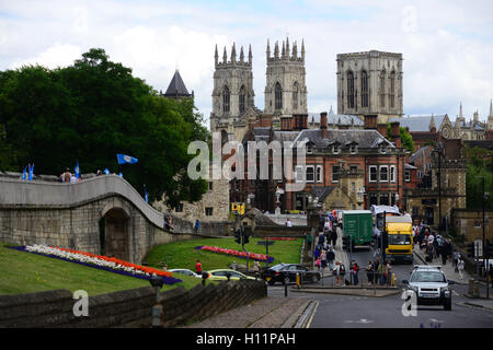 La vue vers Lendal Bridge et de la cathédrale de York, North Yorkshire, UK. Banque D'Images