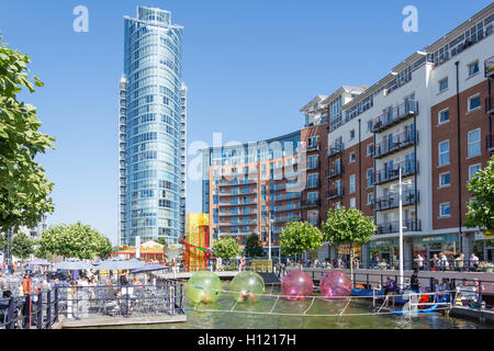 La Tour rouge à lèvres et la Plaza, GUNWHARF QUAYS, le port de Portsmouth, Portsmouth, Hampshire, Angleterre, Royaume-Uni Banque D'Images