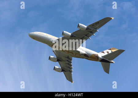 Etihad Airways Airbus A380-861 décollant de l'aéroport de Heathrow, Londres, Angleterre, Royaume-Uni Banque D'Images