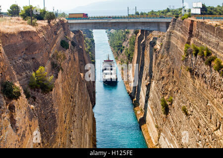 Traverser le Canal de Corinthe bateau Banque D'Images