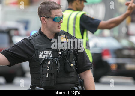 Un agent des services secrets est d'aider le trafic direct et garder la voie réservée au cours d'une Assemblée Générale des Nations Unies. Banque D'Images