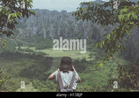 Woman backpacker shoot photo dans la nature. Banque D'Images