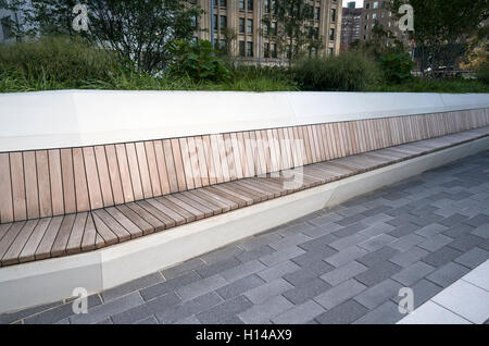 Banc vide sur l'augmentation du Parc de la liberté, dans le Lower Manhattan Banque D'Images