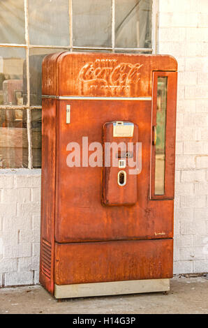 Photo d'un vieux rusty, distributeur automatique Coca-Cola Banque D'Images