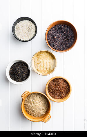 Différentes variétés de riz dans un bol. Vue d'en haut. Banque D'Images