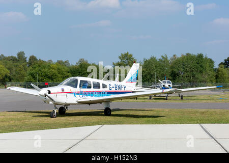 Piper Cherokee Warrior II avion à l'aéroport Blackbushe, London Road, Blackwater, Hampshire, Angleterre, Royaume-Uni Banque D'Images