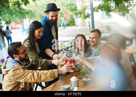 Avoir un verre au café Banque D'Images