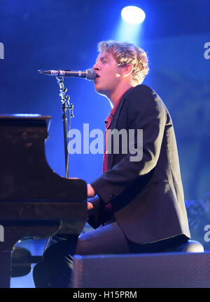 Tom Odell se produiront au Festival Larmer Tree, Wiltshire, Angleterre, Royaume-Uni. Juillet 17, 2016 Banque D'Images