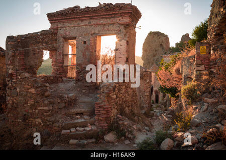 Ruines dans le village abandonné de l'oeuvre, de l'Italie. Banque D'Images