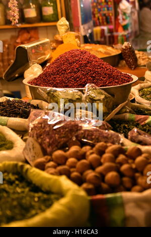 À l'intérieur du marché aux épices au Grand Bazar d'Ispahan, de Naqsh-e Jahan Square, Ispahan, Iran Banque D'Images