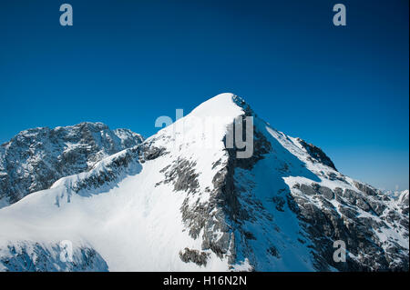 Pic enneigé de l'Alpspitze, Wetterstein, Garmisch-Partenkirchen, District de Haute-bavière, Bavière, Allemagne Banque D'Images