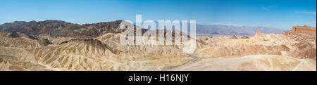 Vue panoramique, Badlands, formations rocheuses à Zabriskie Point, derrière les montagnes Panamint Range, Death Valley National Park Banque D'Images