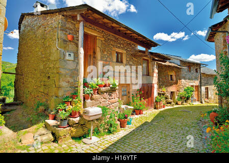 Portugal : ruelle et maisons en pierre traditionnelle dans village de montagne Montesinho Banque D'Images