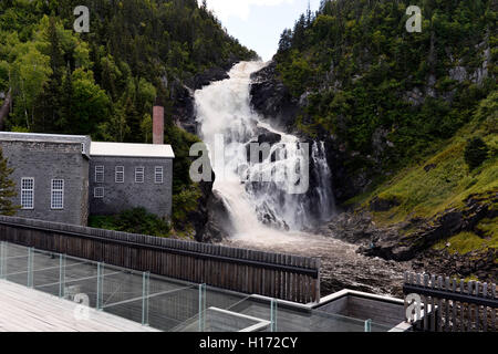 Cascade dans le village fantôme de Val-Jalbert, Canada Banque D'Images