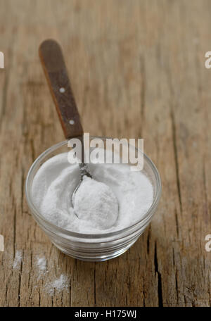 Cuillère à café de bicarbonate de soude dans un bol de bicarbonate de soude Banque D'Images