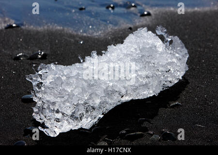 La glace échouée sur la plage de sable noir à l'islande jokulsarlon Banque D'Images