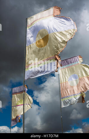 Festival Womad arena drapeaux, tentes et du ciel. Banque D'Images