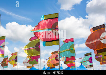 Festival Womad arena drapeaux, tentes et du ciel. Banque D'Images