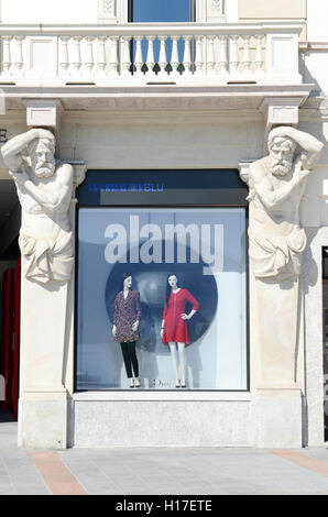 Lugano, Suisse - 25 août 2016 : vitrines de magasin de vêtements de mode Dior à Lugano, Suisse Banque D'Images