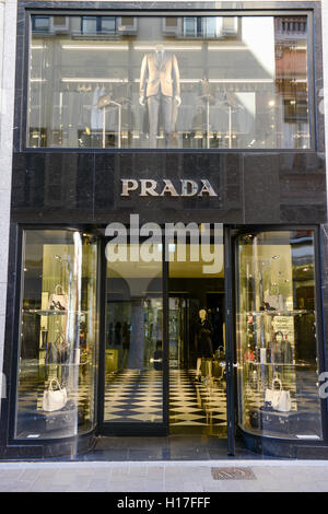 Lugano, Suisse - 25 août 2016 : vitrines de magasin de vêtements de mode Prada à Lugano, Suisse Banque D'Images