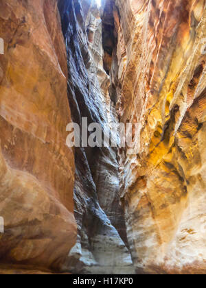 Le Siq de Pétra, le chemin entre les rochers, Jordanie Banque D'Images