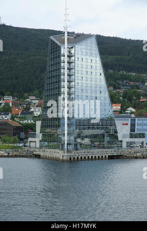 L'architecture moderne de 16 étages de l'hôtel Rica Seilet, Molde, Norvège, comté de Romsdal construit 2002 Banque D'Images