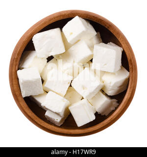 Cubes de fromage Feta grecque dans un bol en bois sur fond blanc. Un des cubes de fromage blanc caillé en saumure prises en Grèce. Banque D'Images