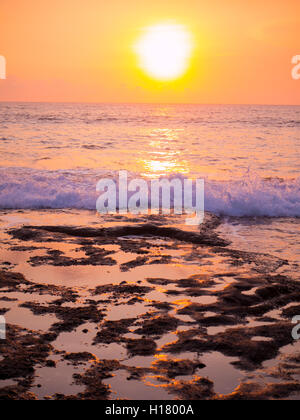 Coucher du soleil à Bali Indonésie Tanah Lot iat Banque D'Images