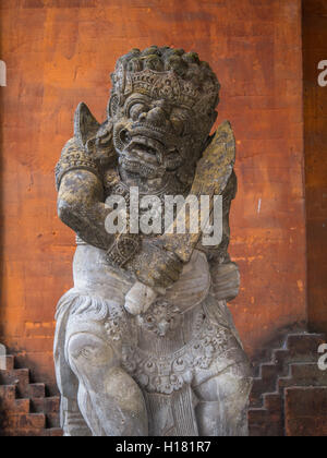 Sculpture en pierre à l'entrée du Temple à Bali Indonésie Banque D'Images