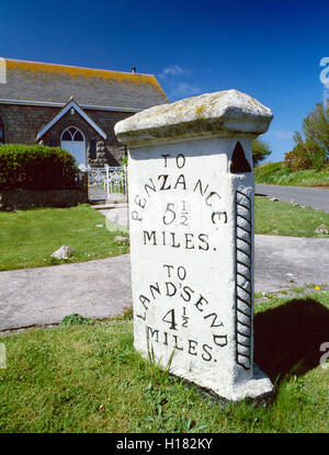 Une étape importante à trois faces à côté d'une ancienne chapelle sur la route A30 entre Penzance et Land's End, Cornwall, Angleterre du Sud-Ouest, Royaume-Uni Banque D'Images