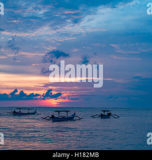 Navires Jukung balinais traditionnels à proximité sur la plage de Sanur, au lever du soleil, Bali, Indonésie Banque D'Images