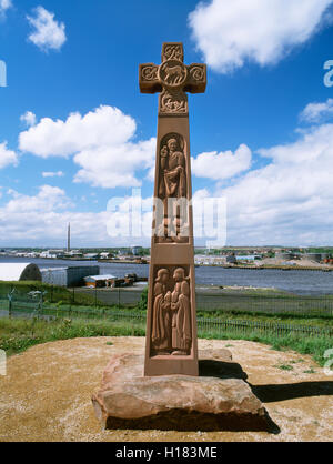 Une réplique croix anglo-saxonne donnant sur la rivière Tyne à Jarrow, et basée sur la croix à l'église de Ruthwell.Sculpté par Keith Ashford en 1996-7 Banque D'Images