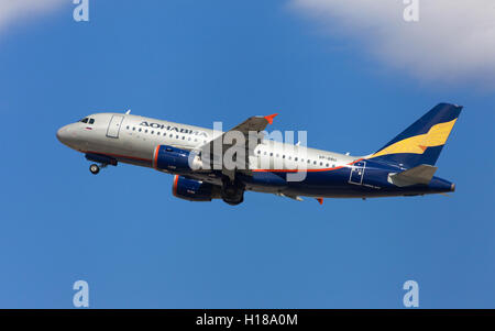 Airbus A319-100 Donavia décollant de l'aéroport El Prat de Barcelone, Espagne. Banque D'Images