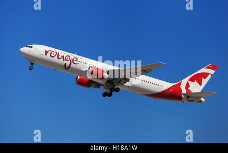 Air Canada Rouge Boeing 767-300ER qui décolle de l'aéroport El Prat de Barcelone, Espagne. Banque D'Images