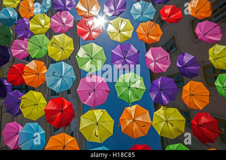 Arrière-plan avec des parasols colorés sur une rue à Timisoara, Roumanie. Banque D'Images