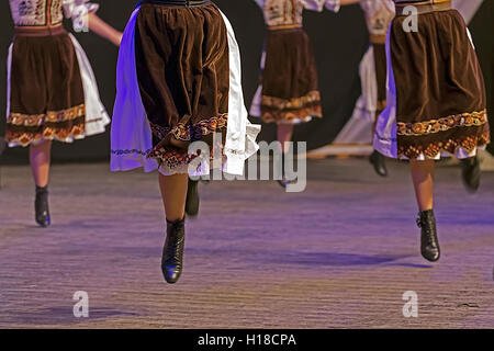Les femmes roumaines danseur en costume traditionnel, effectuer des danses folkloriques Banque D'Images