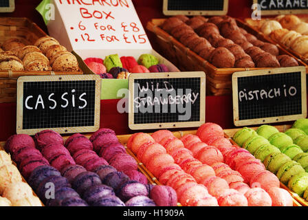 Macarons colorés dans un Camden Market stall Banque D'Images