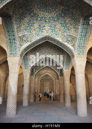 Les colonnes de la mosquée Vakil et tuiles à Shiraz, Iran Banque D'Images