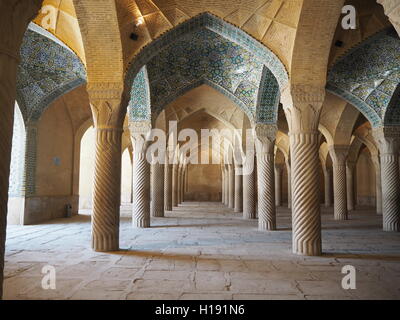 Les colonnes de la mosquée Vakil et tuiles à Shiraz, Iran Banque D'Images