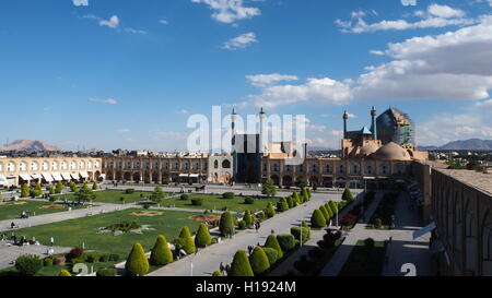 Naqsh-e Jahan Square et Jame Abbasi mosquée avec ciel bleu et nuages Banque D'Images