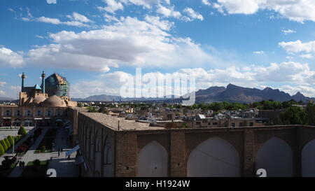 La mosquée Jame Abbasi avec ciel bleu et nuages Banque D'Images