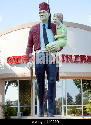 Située à Mount Pleasant, en Caroline du Sud, cette statue d'un Shriner et d'un enfant symbolise la mission philanthropique de la fraternité d'aider les enfants. Banque D'Images