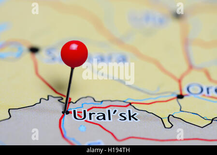 Ouralsk épinglée sur une carte du Kazakhstan Banque D'Images